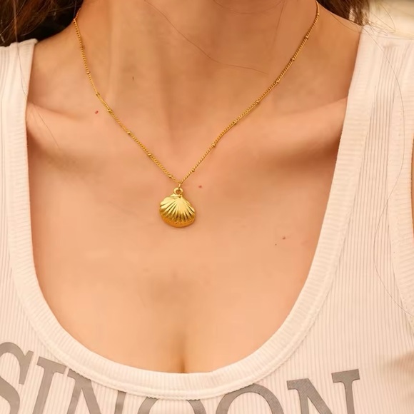 ◾️18K Gold Plated Scallop SeaShell Pendant Necklace - Picture 2 of 8